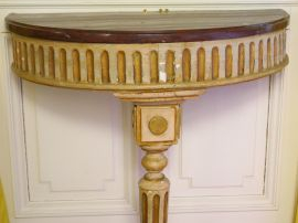 Vente aux enchères Paire de consoles demi-lune de style Louis XVI reposant sur un pied en