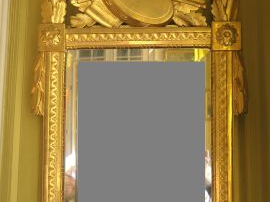 Miroir Louis XVI en bois sculpté et doré (redoré), à décor de feuillag