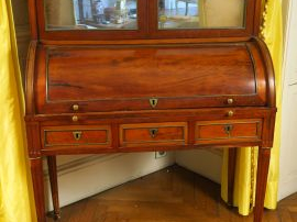 Bureau à cylindre Louis XVI en acajou et placage d’acajou,  deux vanta