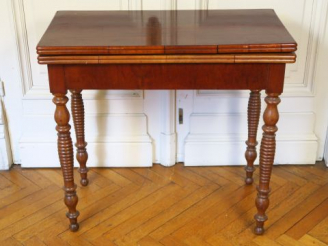 Vente aux enchères Table à jeux XIX ème en acajou et placage d’acajou