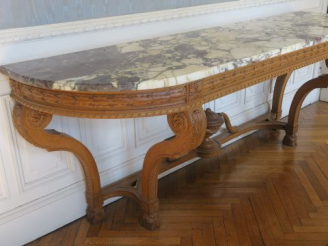 Vente aux enchères Mobilier de salle à manger de style Louis XVI en chêne mouluré et scul