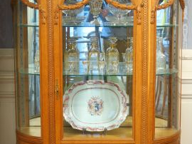 Mobilier de salle à manger de style Louis XVI en chêne mouluré et scul