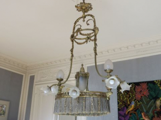 Vente aux enchères Grand lustre de style Louis XVI en bronze doré, à décor de têtes de bo