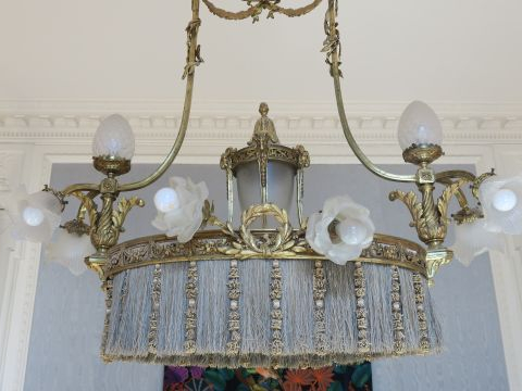 Grand lustre de style Louis XVI en bronze doré, à décor de têtes de bo