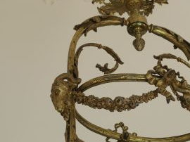 Grand lustre de style Louis XVI en bronze doré, à décor de têtes de bo