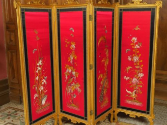 Vente aux enchères 	Paravent à quatre brins de style Louis XVI en bois et stuc doré, quat