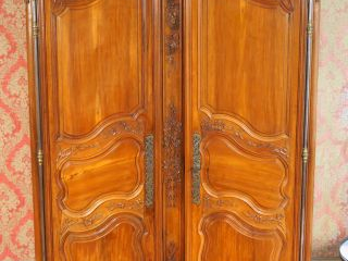 Armoire provençale Louis XV – Louis XVI en noyer et fortement sculpté,