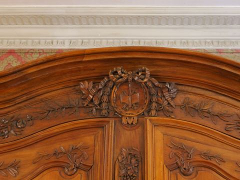 Armoire provençale Louis XV – Louis XVI en noyer et fortement sculpté,