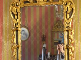 	Glace Louis XV en bois sculpté et doré, à décor de roses, de feuilles