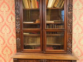 Vente aux enchères Bibliothèque de style Henri II en noyer mouluré et sculpté, à décor de