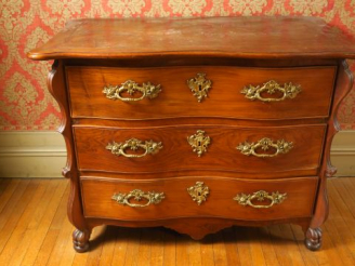 Vente aux enchères Grande commode Régence en noyer, ouvrant à trois tiroirs galbés en faç