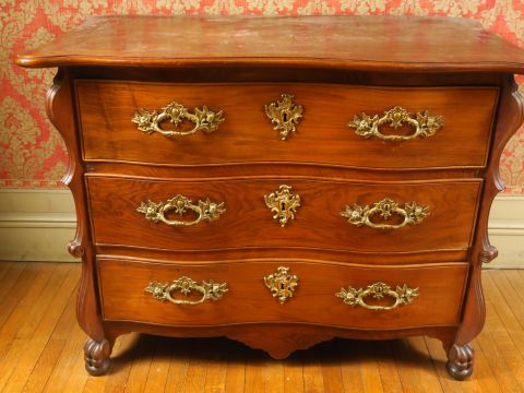 Grande commode Régence en noyer, ouvrant à trois tiroirs galbés en faç