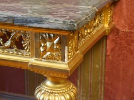 Console de style Louis XVI en bois sculpté et doré, à décor de feuilla