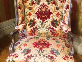 Grande bergère à oreilles de style Louis XV en bois naturel, mouluré e