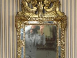 	Miroir à parecloses XVIII ème en bois sculpté et doré, 	fronton ajour