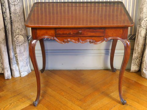 Table cabaret Louis XV en acajou mouluré et sculpté, ouvrant à un tiro