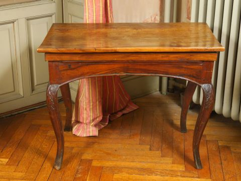	Table rustique de style Régence en noyer  (mauvais état et transforma