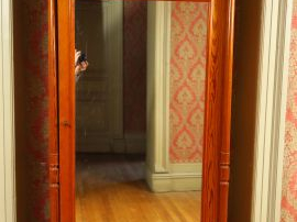 Armoire en pich pin Paire de chaises cannées