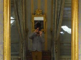 	Glace de cheminée XIX ème en bois et stuc doré, à décor de perles (ac