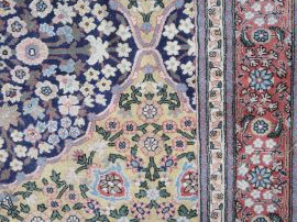 Tapis d’Orient, semi de fleurs, fond bleu
