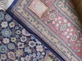 Tapis d’Orient, semi de fleurs, fond bleu