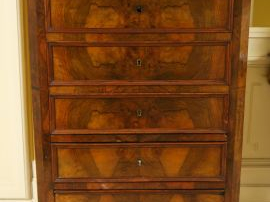 	Secrétaire à abattant figurant un semainier en trompe l’œil en noyer 