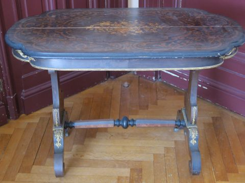 Table de salon Napoléon III en marqueterie, à décor de fleurs et de ri