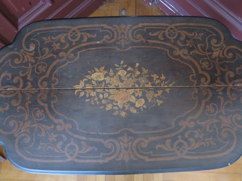 Table de salon Napoléon III en marqueterie, à décor de fleurs et de ri