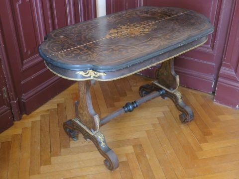 Table de salon Napoléon III en marqueterie, à décor de fleurs et de ri