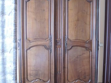 Grande armoire de style transition Louis XV – Louis XVI en noyer moulu