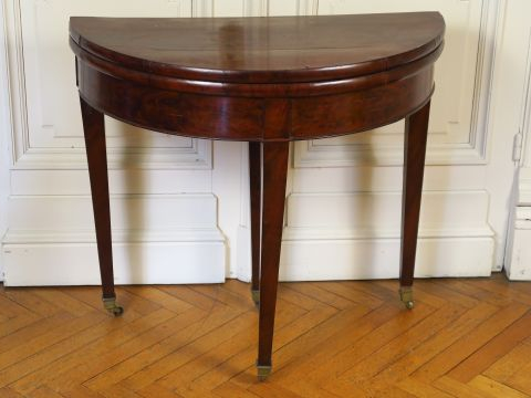 Table demi- lune Empire en acajou et placage d’acajou (accidents)