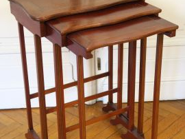 	Suite de trois tables gigognes en acajou fileté de laiton (état moyen