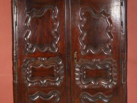 Armoire rustique Louis XV en noyer mouluré et sculpté, ouvrant à deux 