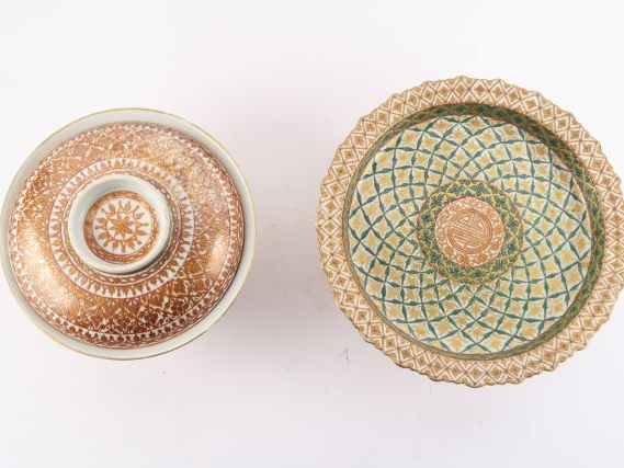 Coupe couverte et un présentoir en porcelaine de Chine XIXème, en roug