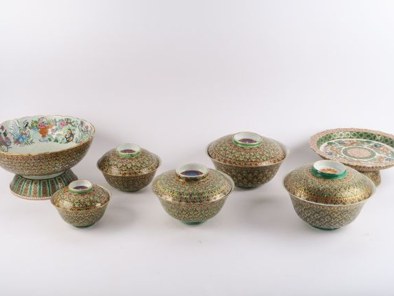 Grande coupe sur piédouche, un présentoir, 5  coupes couvertes, décor 