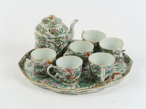 Deux parties de services de table XIXème en porcelaine de Canton dans 