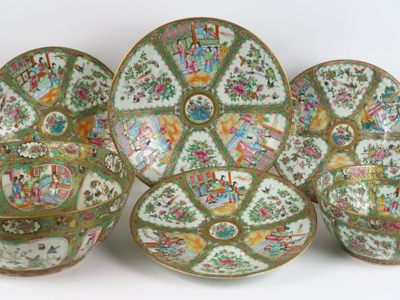 Service de table XIXème en porcelaine polychrome de Canton à décor dan