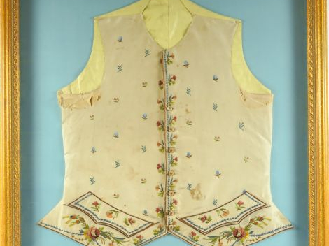 3 gilets Louis XVI en soie brodée, encadrés