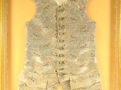 3 gilets Louis XVI en soie brodée, encadrés