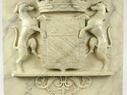 Plaque d'armoiries en stuc (petites égrenures). 50 x 46 cm