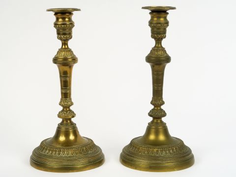 Paire de bougeoirs XIXème en bronze, à décor de feuilles d'eau.  H. : 