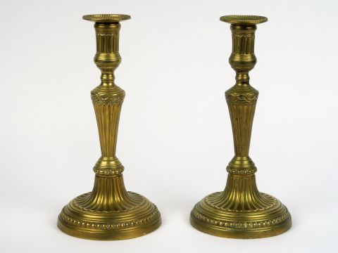 Paire de bougeoirs de style Louis XVI en bronze, à décor de cannelures