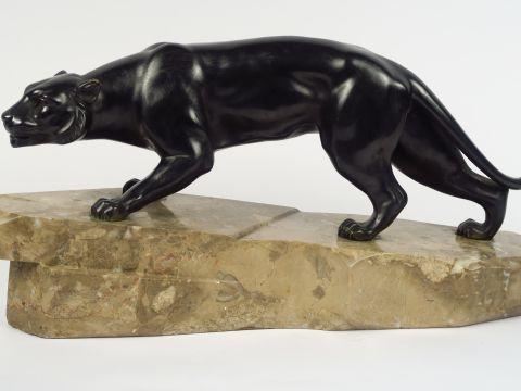 J. BRAULT "Lionne à l'affût". Sculpture en bronze à patine noire, socl