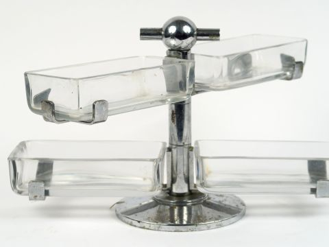 Présentoir à hors d'œuvres et métal chromé et verre.