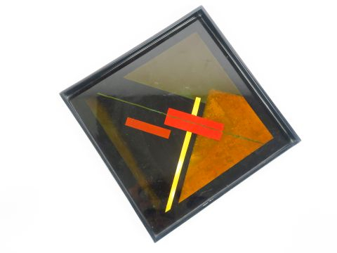 Plateau en bois laqué noir, décoré d'une composition abstraite polychr