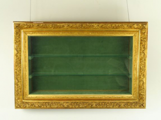 Vente aux enchères Cadre XIXème en bois et stuc doré transformé en vitrine murale (quelqu