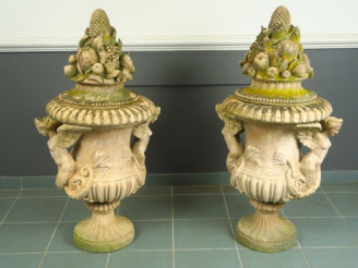 Vente aux enchères Paire de pots couverts de jardin en terre cuite. H.