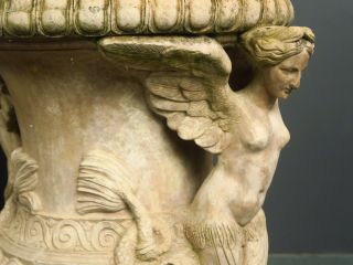 Paire de pots couverts de jardin en terre cuite. H.