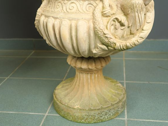 Paire de pots couverts de jardin en terre cuite. H.