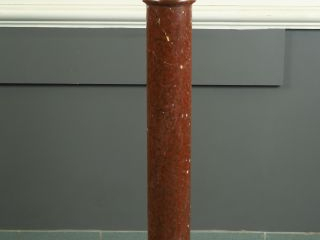 Vente aux enchères Sellette de style Empire en marbre rouge (petites égrenures). H. : 120